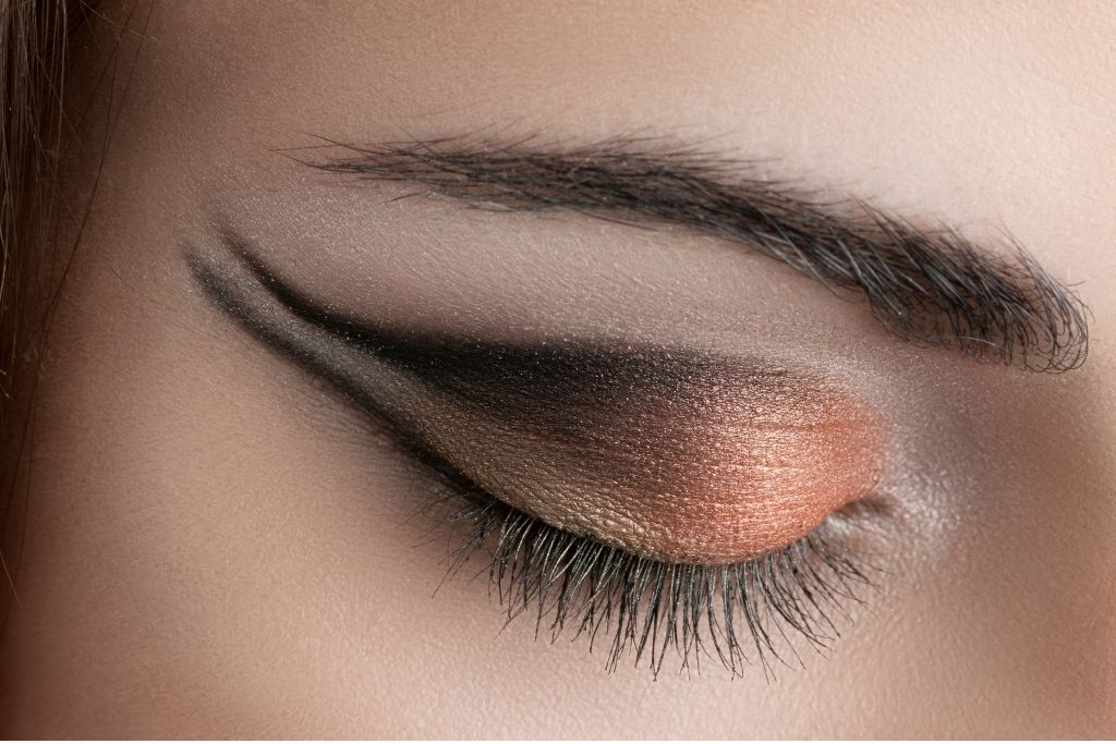How To Apply Cat Eye Make Up For A Sexy Or Casual Look