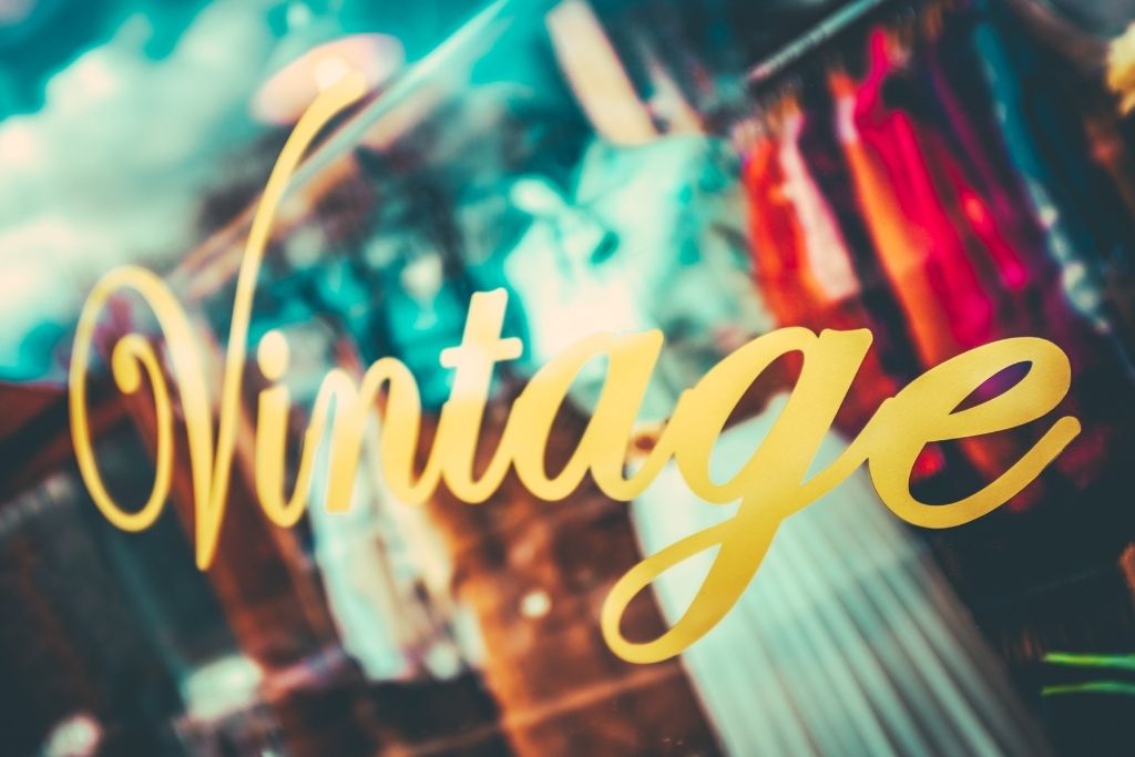 How To Dress In Retro Vintage Clothing For A Glamour Girl Look